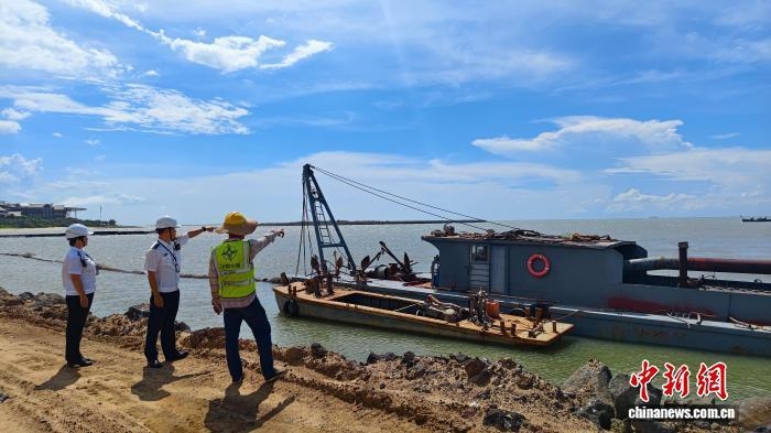 Các nhân viên Cục An toàn Hàng hải Hải Khẩu, tỉnh Hải Nam tiến hành công tác chuẩn bị ứng phó bão (Ảnh: China News)