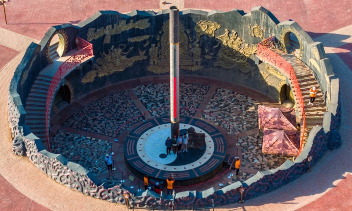 Chiếc nhiệt kế khổng lồ ở Hỏa Diệm Sơn, Turpan, Tân Cương hiển thị nhiệt độ bề mặt trên 60 độ C vào ngày 24/6/2024. Ảnh: VCG
