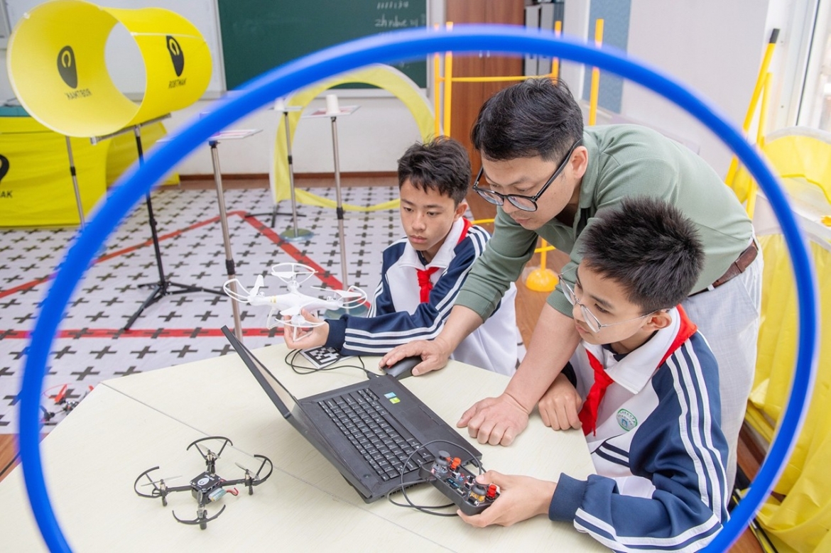 Học sinh thực hành lập trình máy bay không người lái tại một trường học ở huyện Trường Hưng, thành phố Hồ Châu, tỉnh Chiết Giang, miền Đông Trung Quốc. Ảnh: VCG