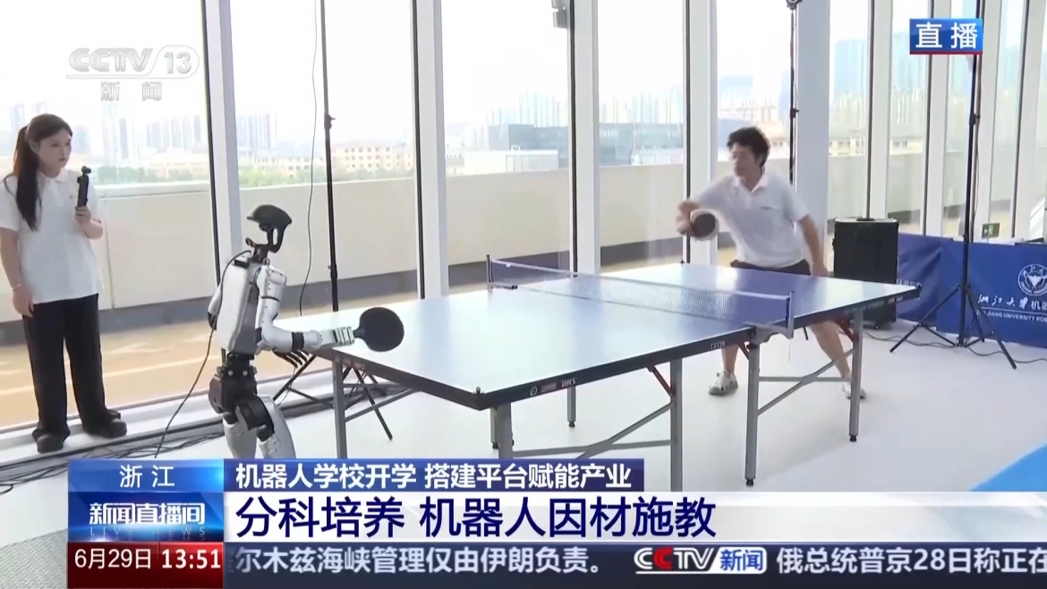 Học viên robot chơi bóng bàn. Ảnh: CCTV