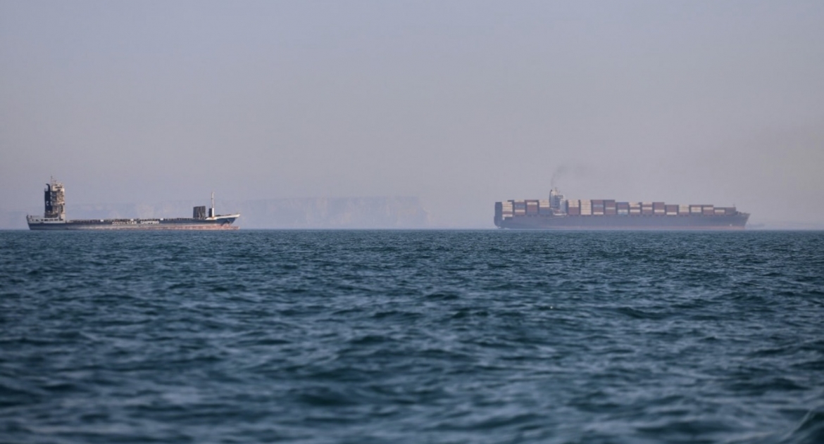 Tàu thuyền đi qua eo biển Hormuz. Ảnh: AP