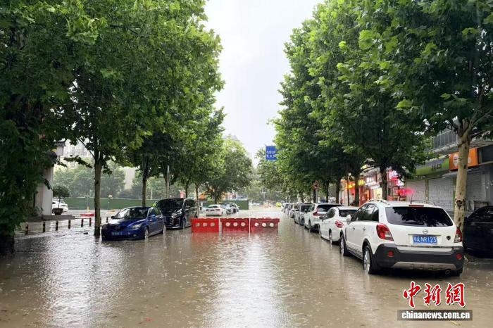 Nước ngập do mưa lớn ở thành phố Vũ Hán, tỉnh Hồ Bắc ngày 19/6 (Ảnh: China News)