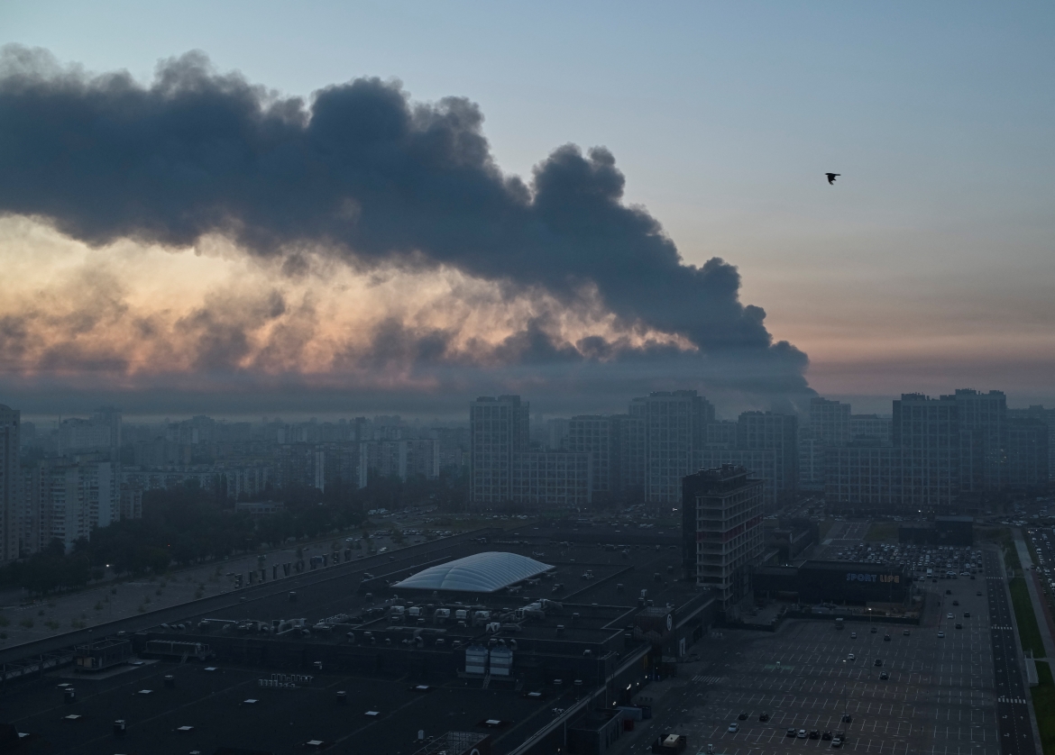 Khói bốc lên ở Kiev sau cuộc tấn công tên lửa và UAV của Nga. Ảnh: Reuters