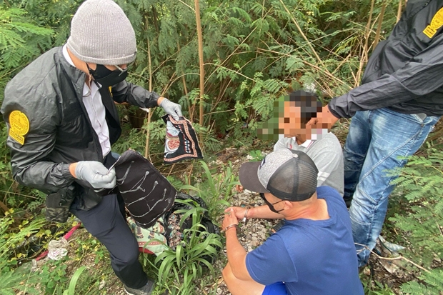 Nghi phạm Uthai Khanapiwat khai báo với cảnh sát nơi phi tang các túi vải dùng để cất giấu heroin. Nguồn: Cảnh sát Thái Lan