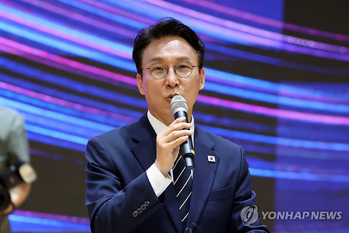 Cựu Thủ tướng Hàn Quốc Kim Min-seok chính thức tuyên bố ứng cử chức lãnh đạo đảng Dân chủ cầm quyền tại thành phố Gwangju, phía Tây Nam Hàn Quốc, ngày 06/07. Ảnh: Yonhap News