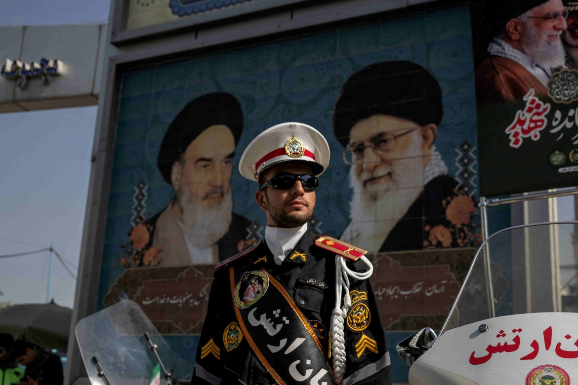 Một sĩ quan cảnh sát Iran đứng gác tại lối vào Đại điện Imam Khomeini, nơi diễn ra lễ tang Cố Lãnh tụ tối cao, Đại giáo chủ Ayatollah Ali Khamenei ngày 3/7 (Ảnh: Reuters)