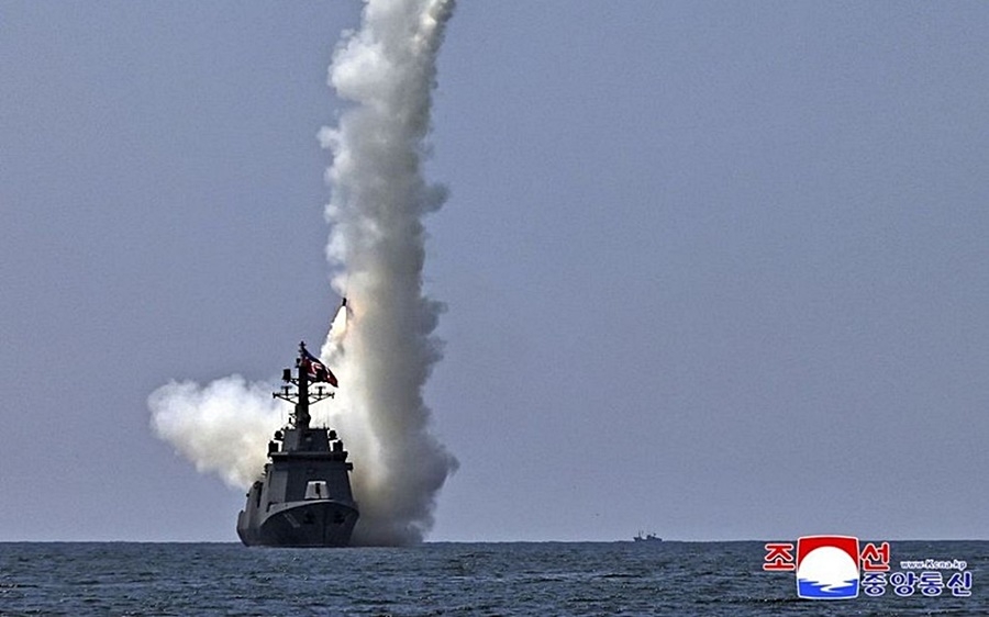 Khu trục hạm Triều Tiên Kang Kon phóng tên lửa. Ảnh: KCNA.