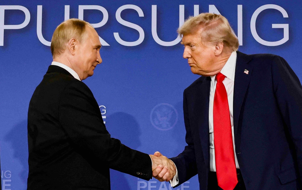 Tổng thống Mỹ Donald Trump và Tổng thống Nga Vladimir Putin bắt tay tại cuộc gặp Thượng đỉnh ở Alaska, Mỹ ngày 15/8/2025. Ảnh: Reuters