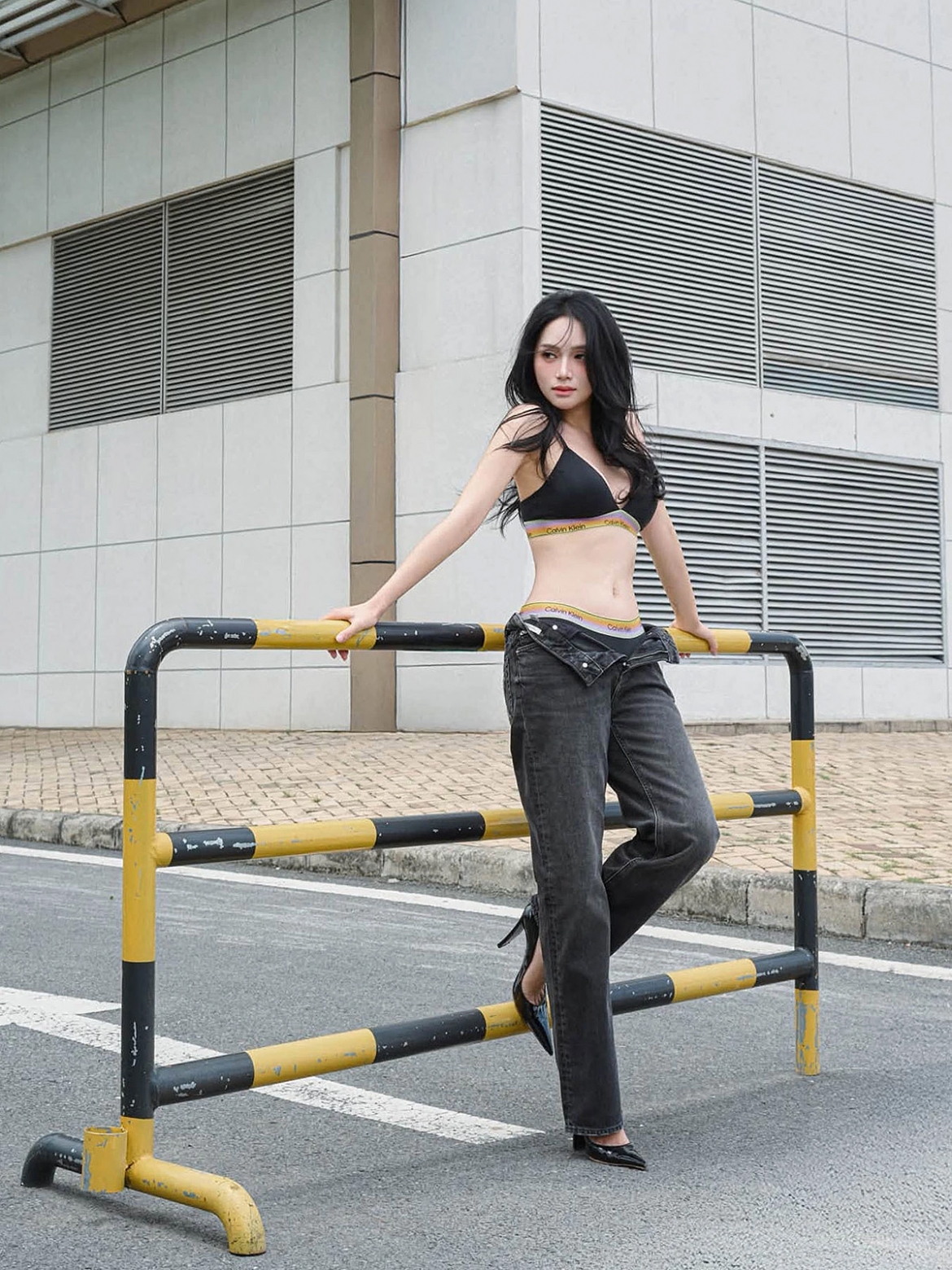 Á hậu 2 Miss Grand International All Stars 2026 Hương Giang áp dụng mốt khoe nội y trên phố.