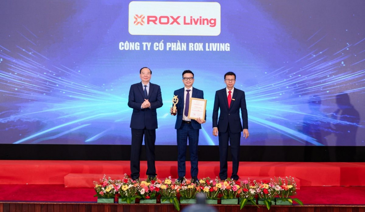 Đại diện ROX Living tại lễ vinh danh Top 10 Thương hiệu Bất động sản uy tín hàng đầu châu Á 2026 (Ảnh: ROX Living)