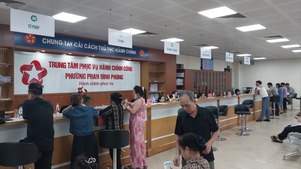 Người dân đến làm thủ tục hành chính tại Trung tâm Phục vụ hành chính công phường Phan Đình Phùng, tỉnh Thái Nguyên. Ảnh Mạnh Phương