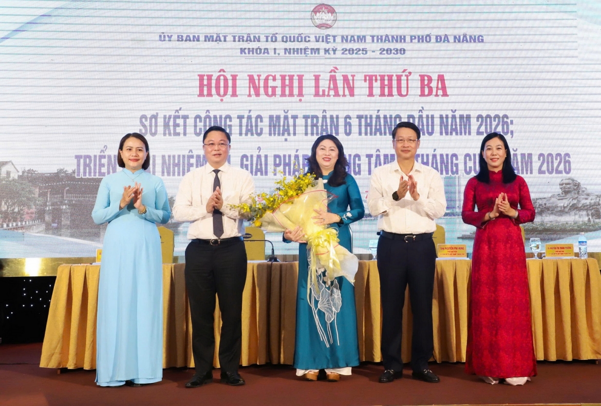Ông Ngô Xuân Thắng, Phó Bí thư Thành ủy Đà Nẵng (thứ 2 bên phải qua) và ông Lê Trí Thanh (thứ 2 bên trái qua), Chủ tịch Ủy ban MTTQ Việt Nam TP Đà Nẵng tặng hoa chúc mừng bà Nguyễn Thị Thu Lan