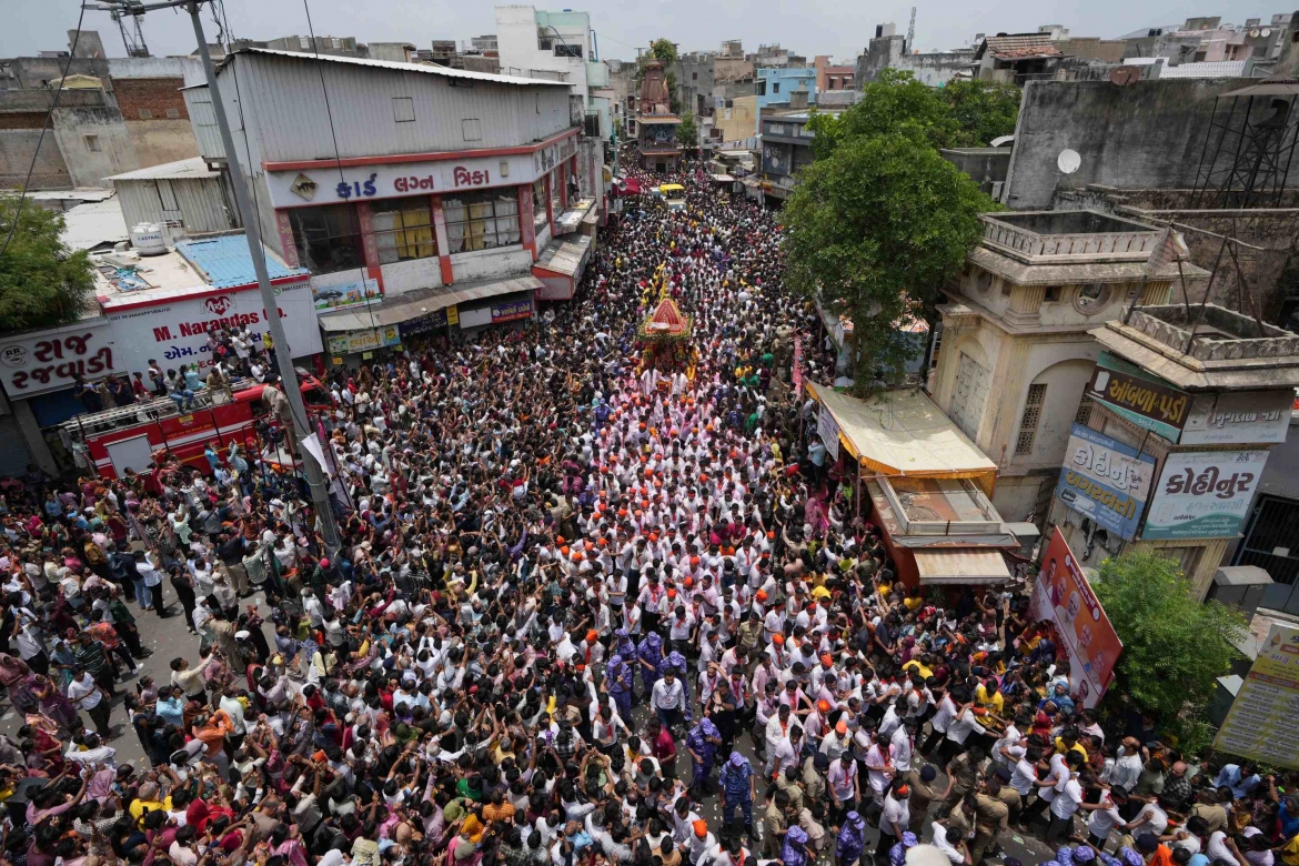 Ý nghĩa đặc biệt của Rath Yatra còn nằm ở tinh thần tiếp cận rộng mở. Trong Hindu giáo, đền Jagannath là một không gian có những quy định nghiêm ngặt về việc vào bên trong, nhưng trong Rath Yatra, các vị thần chủ động “bước ra” khỏi ngôi đền để đến với cộng đồng. Vì thế, lễ hội thường được nhìn nhận như một biểu tượng của sự gần gũi giữa thần linh và con người, đồng thời nhấn mạnh tinh thần bình đẳng và hòa nhập trong đời sống tâm linh. Các tín đồ Hindu tham gia lễ rước Rath Yatra tại đền Puri Jagannath, ở thành phố Puri.