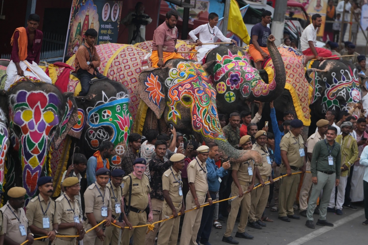 Các nài voi ngồi trên những con voi được trang hoàng lộng lẫy bên ngoài đền thờ thần Jagannath ở Ahmedabad, chuẩn bị cho lễ rước quan trọng ngày 16/7.