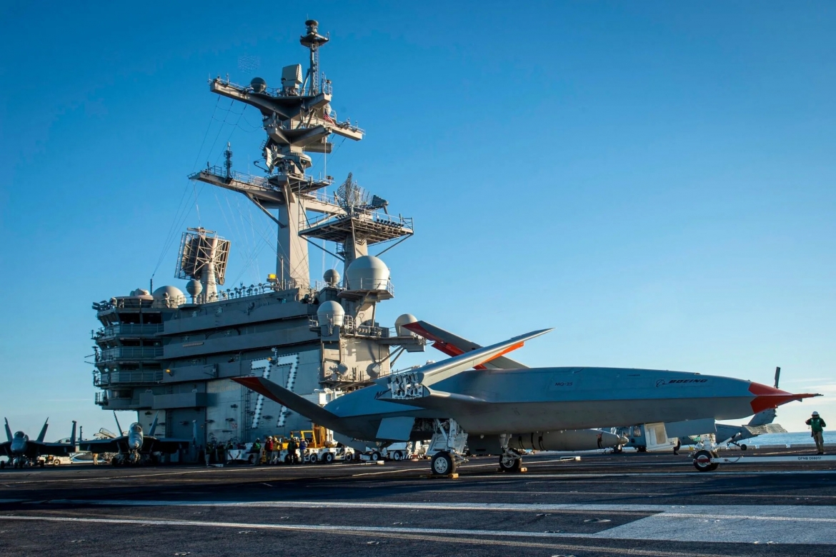 Máy bay không người lái MQ-25A Stingray trên boong một tàu sân bay Mỹ (Ảnh: ARG)