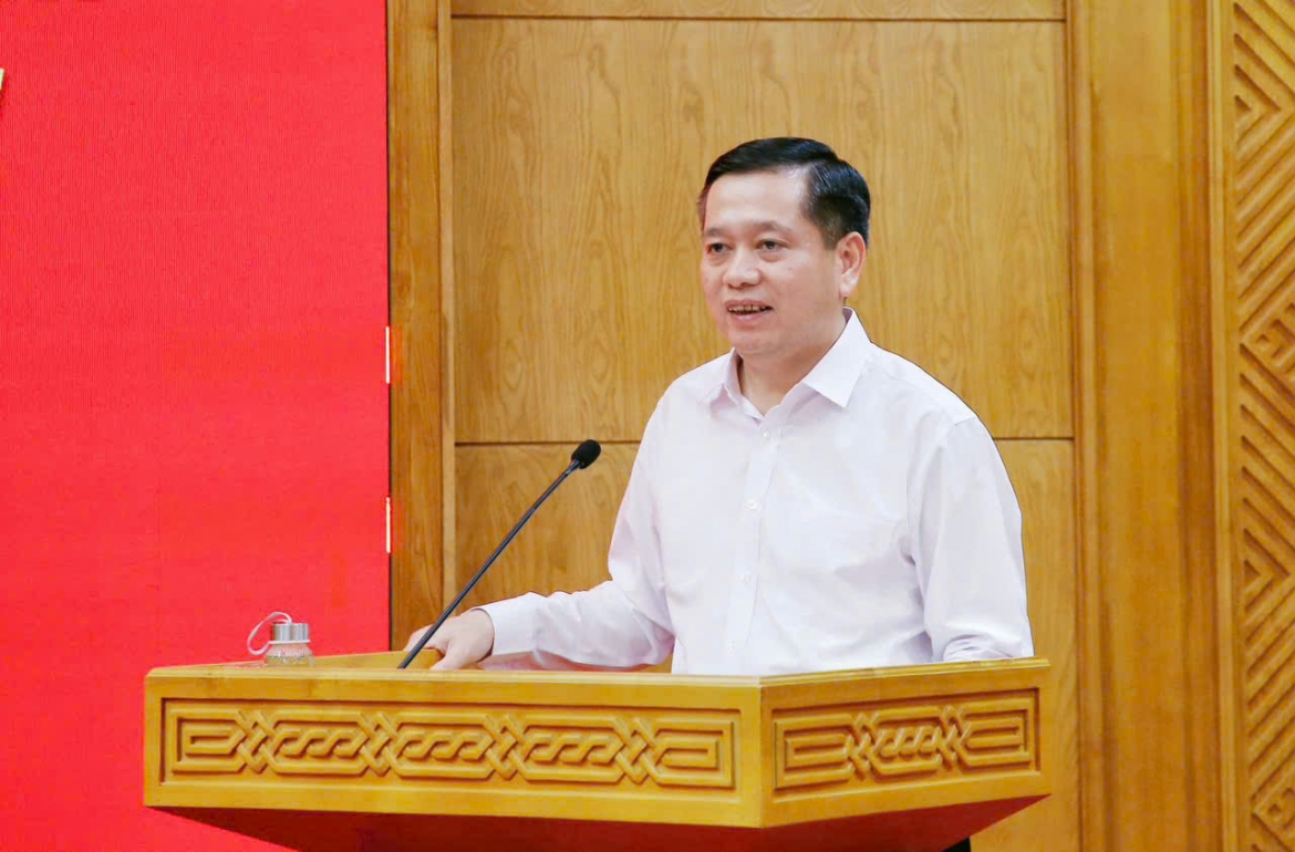 Đồng chí Nguyễn Long Hải thông báo những nội dung trọng tâm, kết quả chủ yếu của Hội nghị lần thứ ba Ban Chấp hành Trung ương Đảng khóa XIV.