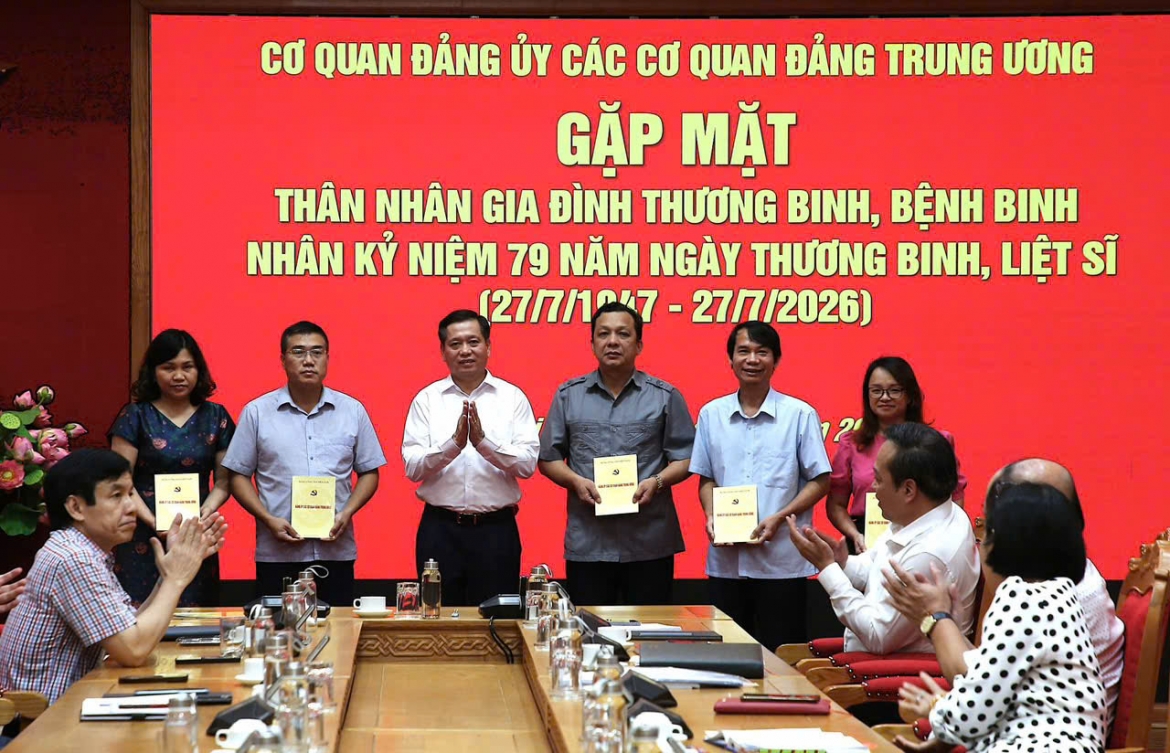 Cơ quan Đảng ủy các cơ quan Đảng Trung ương trao quà cho thân nhân gia đình thương binh, bệnh binh nhân kỷ niệm 79 năm Ngày Thương binh - Liệt sĩ (27/7/1947 - 27/7/2026).