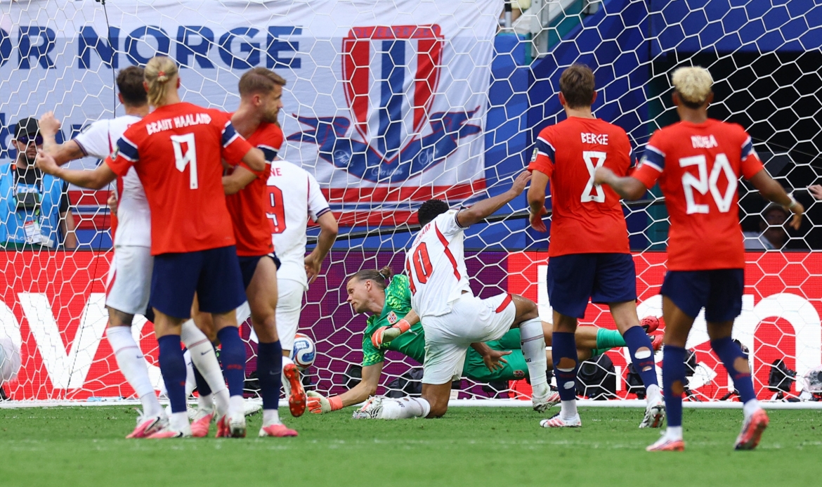Bellingham lập cú đúp vào lưới Na Uy ở tứ kết World Cup 2026. (Ảnh: Reuters)