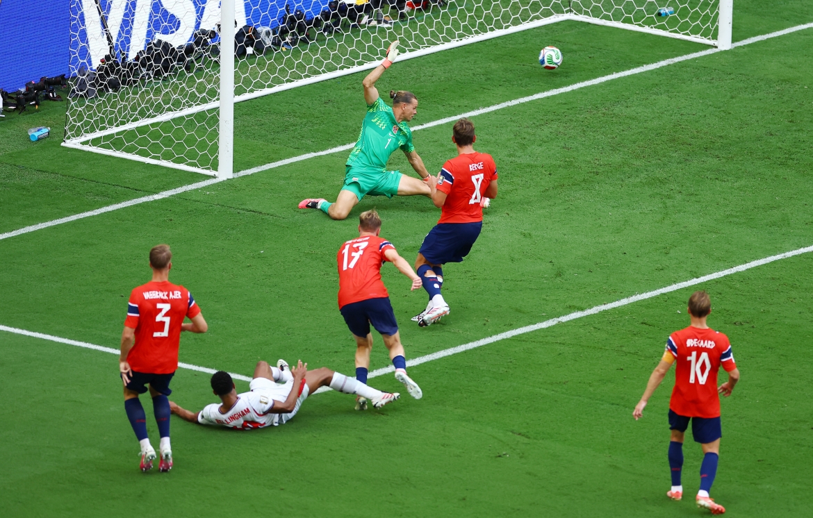 Tình huống Bellingham ghi bàn gỡ hòa 1-1 cho Anh trước Na Uy. (Ảnh: Reuters)