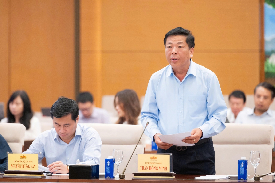 Bộ trưởng Bộ Xây dựng Trần Hồng Minh trình bày Tờ trình tóm tắt dự án Luật sửa đổi, bổ sung một số điều của Luật Kiến trúc