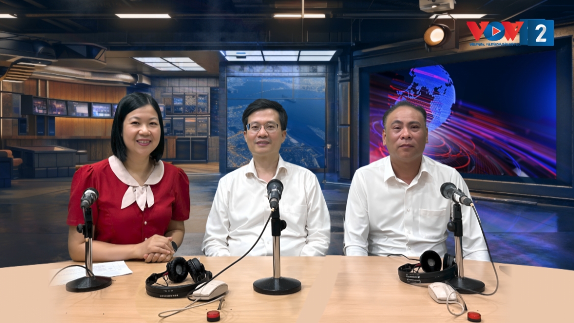 PGS.TS Đỗ Chí Nghĩa và ông Nguyễn Gia Hiển trao đổi cùng phóng viên tại phòng thu trực tiếp của VOV2