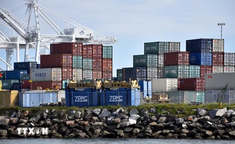 Các container hàng hóa tại cảng Long Beach, bang California, Mỹ. (Ảnh: THX/TTXVN)