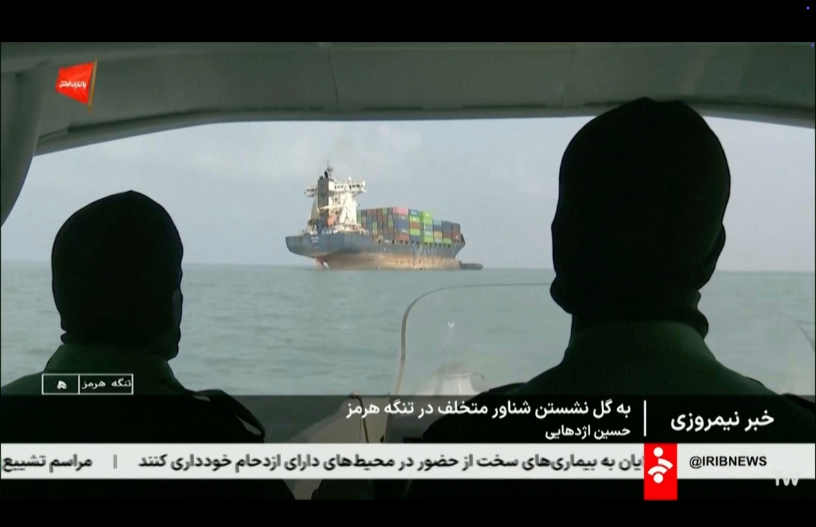 Lực lượng Iran giám sát một tàu hàng tại eo biển Hormuz, hình ảnh được phát sóng trên đài truyền hình nhà nước Iran (Ảnh: AP)