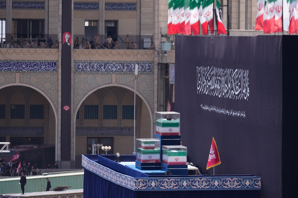 Quan tài của cố Lãnh đạo Tối cao Iran Ayatollah Ali Khamenei và các thành viên gia đình ông được đặt trên một bệ đá tại Đại Thánh đường Hồi giáo Imam Khomeini Mosalla ở Tehran.