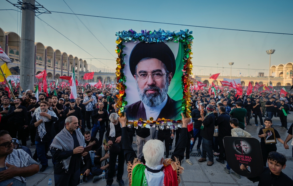 Một người đàn ông cầm bức ảnh của tân Lãnh tụ tối cao của Iran, Mojtaba Khamenei, con trai của cố Lãnh tụ tối cao Iran Ayatollah Ali Khamenei. Ông Mojtaba không xuất hiện tại lễ đưa tang của cha mình.