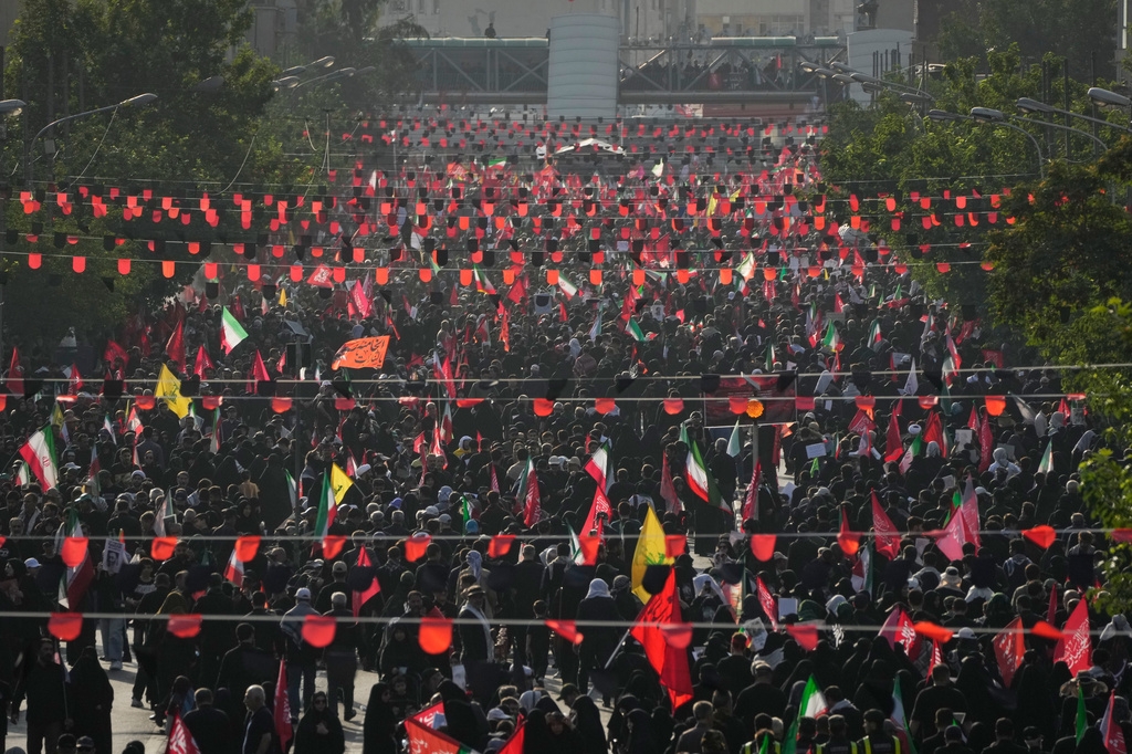Đoàn xe đưa tang đi qua các đường phố thủ đô Tehran trong một hành trình kéo dài khoảng 12 giờ để đến Sân bay Quốc tế Mehrabad. Chính quyền Iran đã phong tỏa các tuyến đường, không phận và tạm dừng cuộc sống thường nhật để phục vụ tang lễ, bắt đầu từ thứ Bảy (4/7) và sẽ kết thúc vào thứ Năm (9/7). Cố Lãnh tụ Tối cao được an táng tại đền Imam Reza ở Mashhad, quê hương của ông.