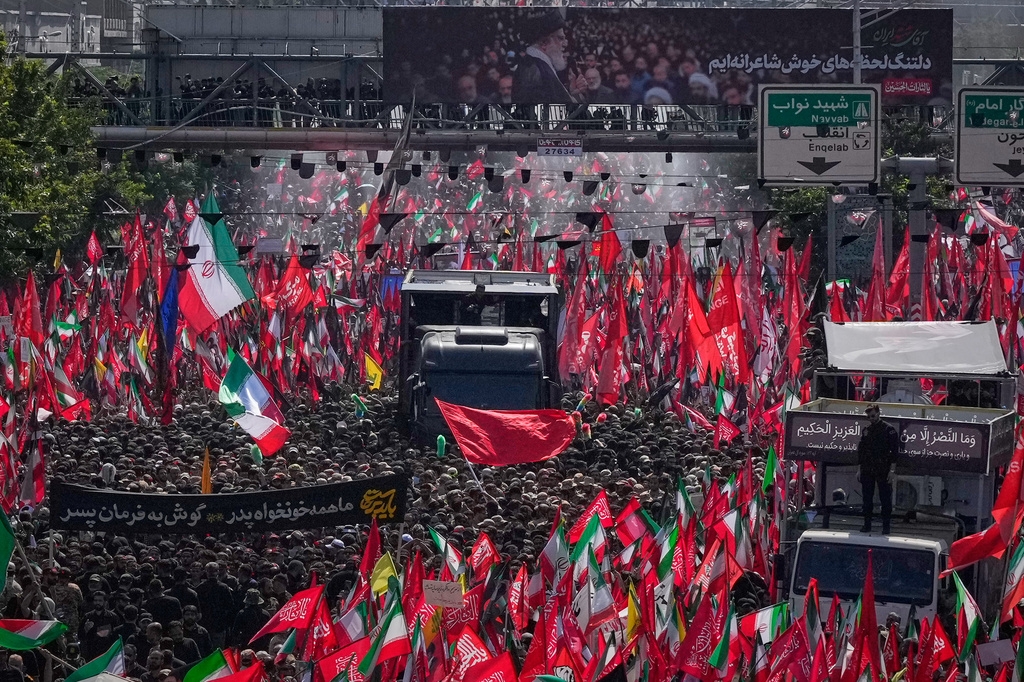 Quan tài của cố Lãnh tụ tối cao Ayatollah Ali Khamenei được phủ lá quốc kỳ Iran; đi cùng là di quan của các thành viên gia đình ông - những người cũng đã thiệt mạng vào ngày 28/2 trong loạt không kích đầu tiên do Mỹ và Israel phát động.