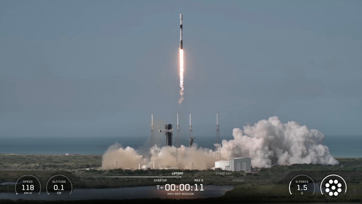 Tên lửa đẩy Falcon 9 mang theo robot thực hiện nhiệm vụ của Northrop Grumman khởi hành từ bãi phóng tại Florida, Mỹ ngày 21/7 (Ảnh: AP)
