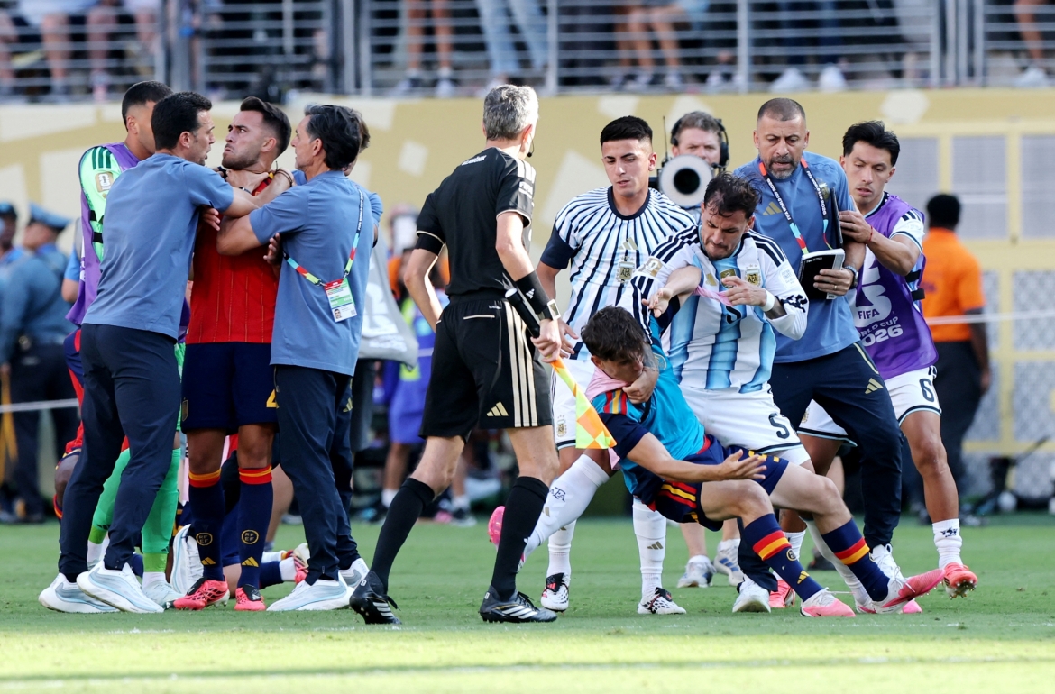 Các cầu thủ và thành viên ban huấn luyện Argentina xô xát với các cầu thủ Tây Ban Nha sau khi trận đấu kết thúc. (Ảnh: Reuters)