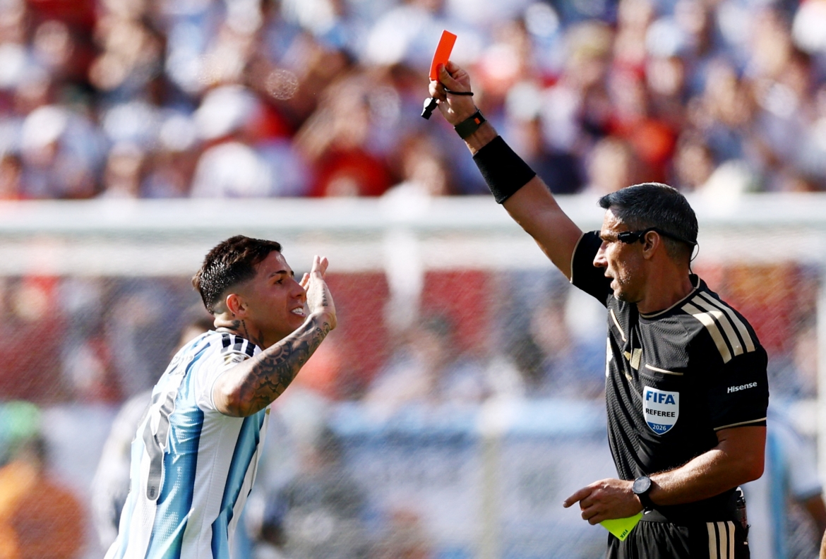 Enzo Fernandez lĩnh thẻ đỏ trong trận chung kết World Cup 2026. (Ảnh: Reuters)