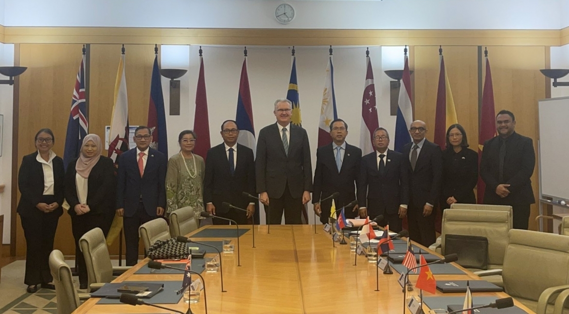 Đại diện các nước ASEAN và Bộ trưởng Nội vụ Australia Tony Burke (giữa). Nguồn: ĐSQ Việt Nam tại Australia