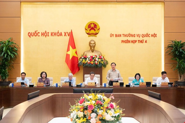 Phó Chủ tịch Quốc hội Nguyễn Khắc Định phát biểu tại Phiên họp.