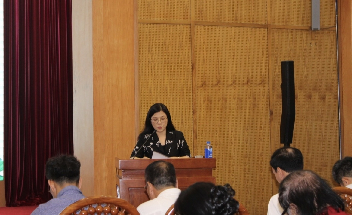 Bà Trần Thị Phương Lan, Vụ trưởng Văn hóa - Văn nghệ trình bày báo cáo tại hội nghị.