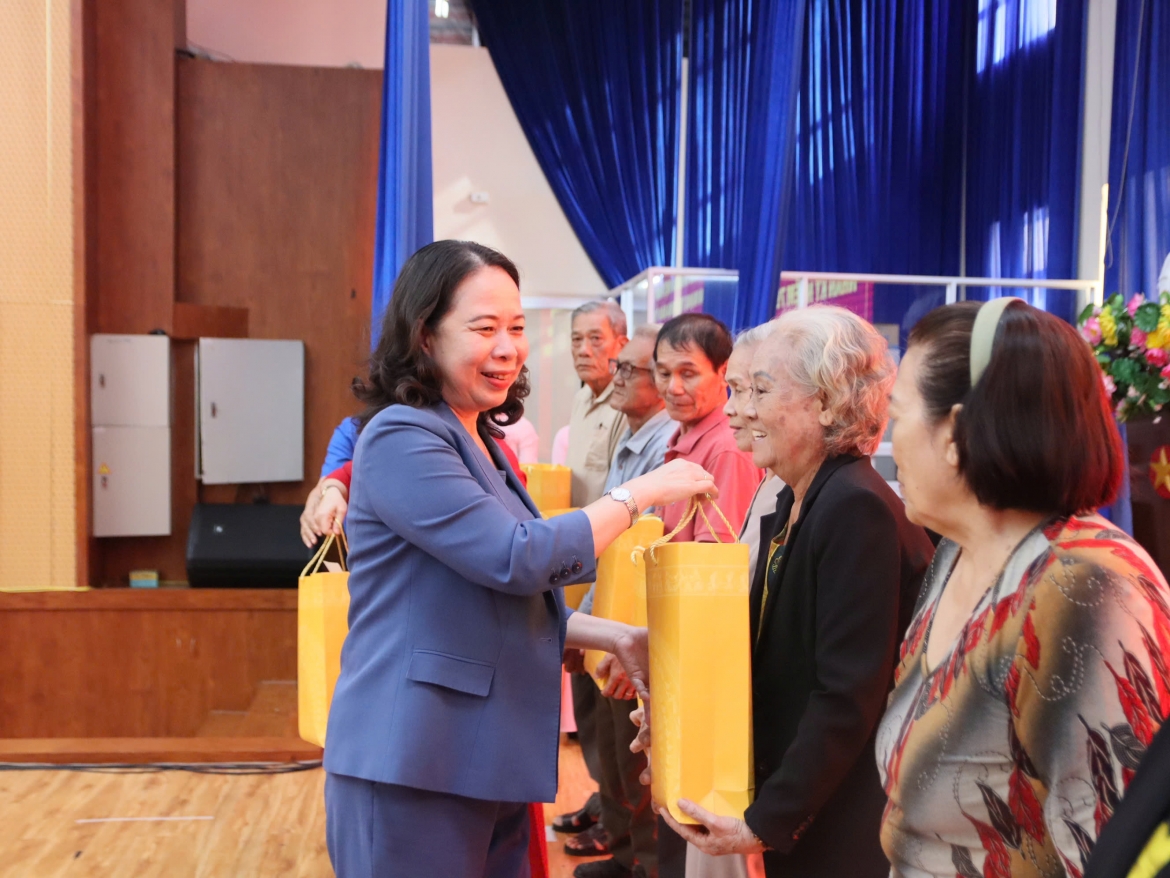 Phó Chủ tịch nước Võ Thị Ánh Xuân tặng quà người có công