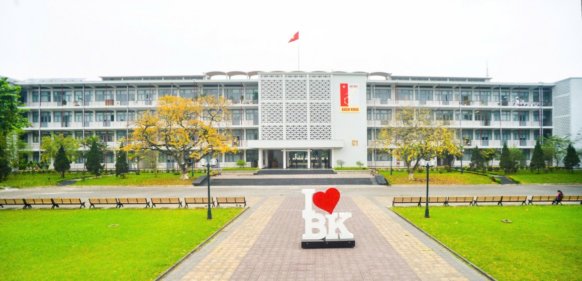 Quảng trường C1, Đại học Bách khoa Hà Nội- Cái nôi đào tạo kỹ thuật, công nghệ  và đổi mới sáng tạo của Việt Nam.    