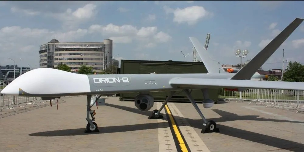 UAV Orion mang theo tên lửa S8000 Banderol mới của Nga (Ảnh: TASS)
