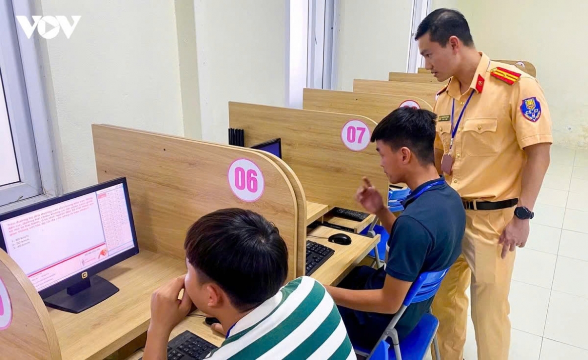 Các học viên tham gia sát hạch giấy phép lái xe. (Ảnh: Văn Ngân)