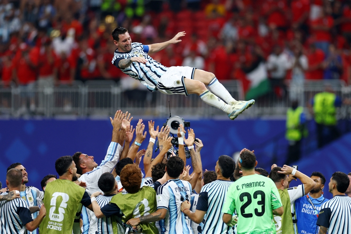 Lionel Messi được đồng đội tung hô sau màn trình diễn thượng hạng giúp Argentina giật vé vào tứ kết World Cup 2026. (Ảnh: Reuters)