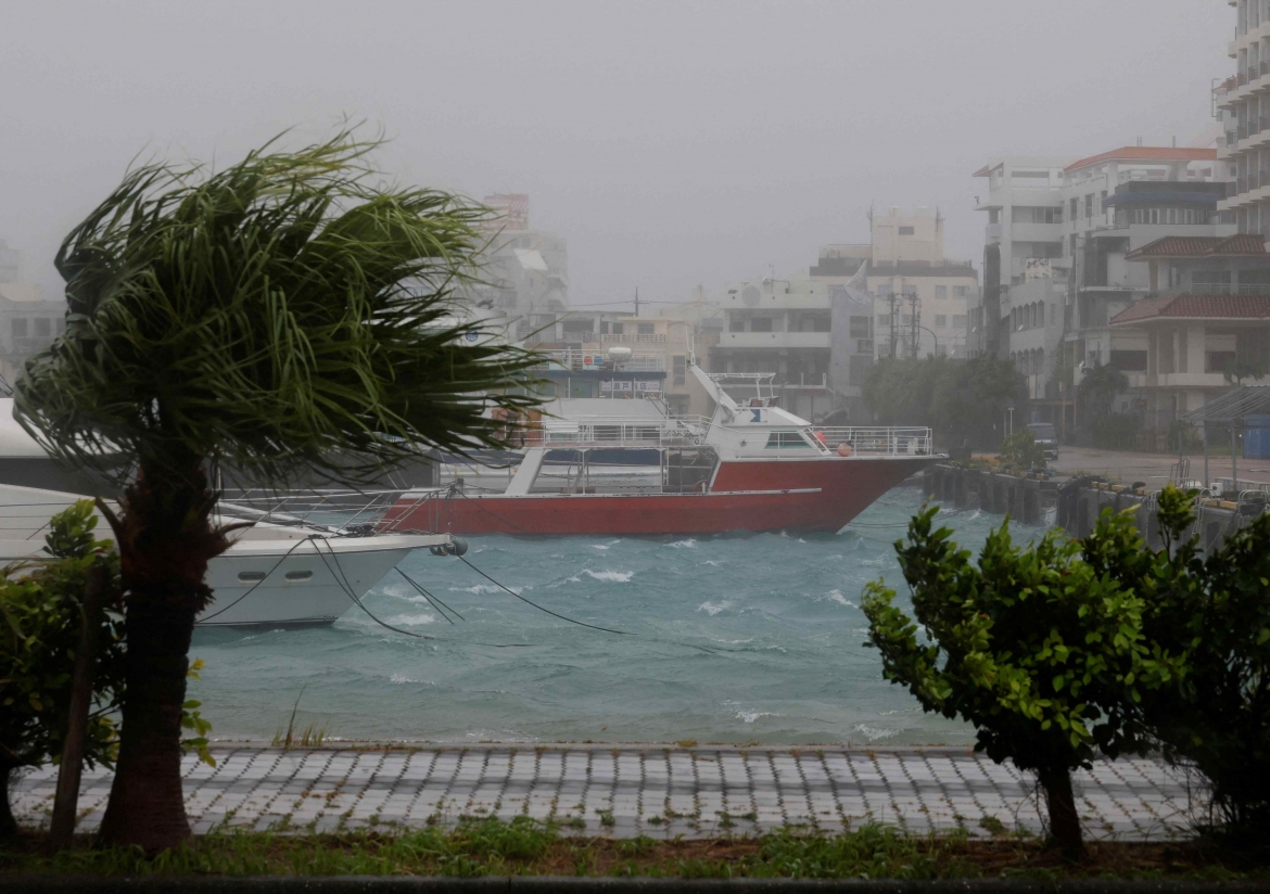 Gió mạnh do bão Bavi ghi nhận tại một bến cảng ở Ishigaki, Nhật Bản sáng 11/7 (Ảnh: Reuters)