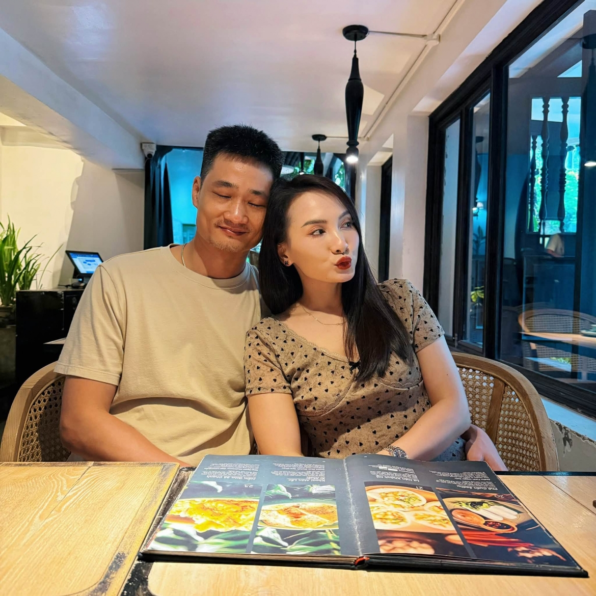 Bảo Thanh đăng tải bức ảnh đời thường đáng yêu bên ông xã. Khoảnh khắc giản dị nhưng tràn ngập hạnh phúc của gia đình nữ diễn viên khiến nhiều khán giả thích thú (Ảnh: FBNV).