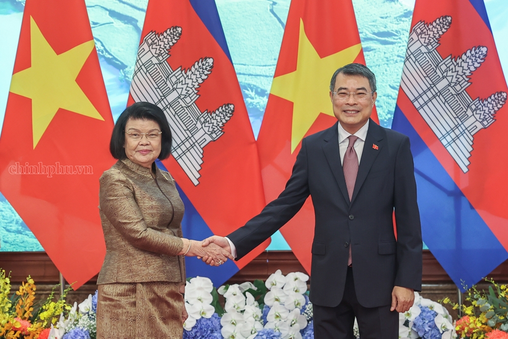 Thủ tướng Lê Minh Hưng hội kiến Chủ tịch Quốc hội Campuchia Khuon Sudary. (Ảnh: VGP/Nhật Bắc)