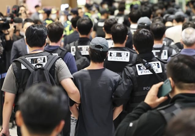 Cảnh sát Hàn Quốc di lý tội phạm. (Ảnh Yonhap)