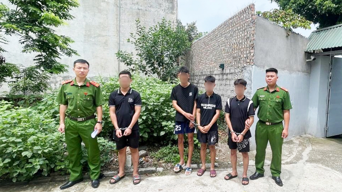Các đối tượng mua bán tinh dầu chứa ma túy 