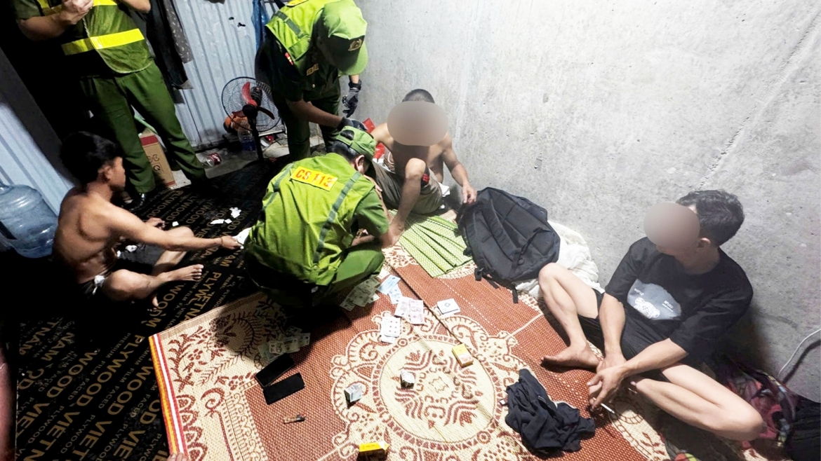 Cảnh sát phản ứng nhanh, Công an Hà Nội phối hợp kiểm tra, bắt quả tang các đối tượng đánh bạc
