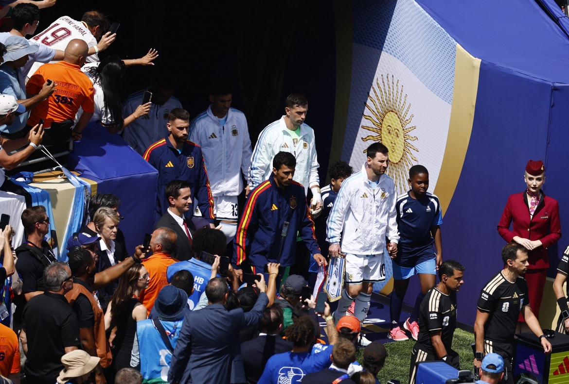 Ngay sau phần giới thiệu chiếc cúp vàng World Cup là lúc các cầu thủ Tây Ban Nha và Argentina bước ra sân.