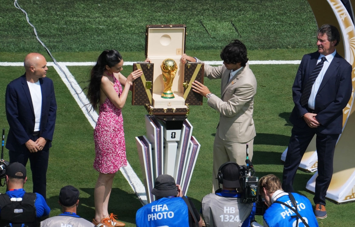 Diễn viên Jeong Ho Yeon và tay vợt Carlos Alcaraz cùng 2 huyền thoại bóng đá Andres Iniesta, Mario Kempes mang chiếc cúp vàng World Cup ra sân.